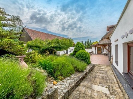 Prodej výjimečného rodinného domu 13 + 2k + 4k, 2 terasy/, hospodářská budova, užitná plocha 663 m² 