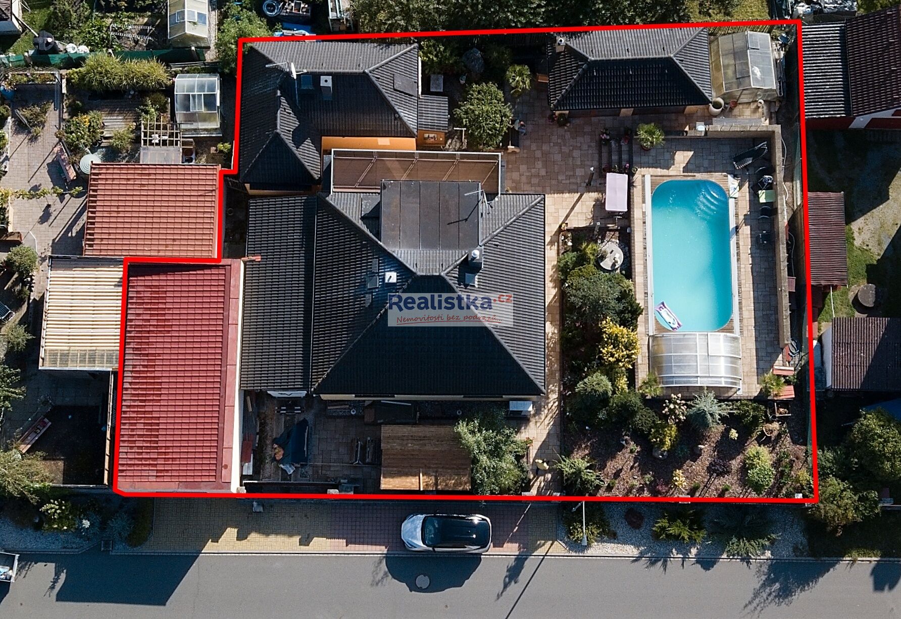 Rodinné sídlo s dvěma domy, bazénem a wellness pavilonem