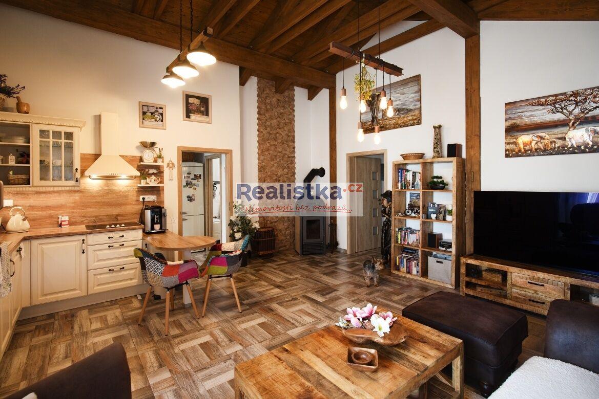 Rodinný dům 4+kk, 235 m², pozemek 1100 m² – 15 min od Plzně (Kbelany)