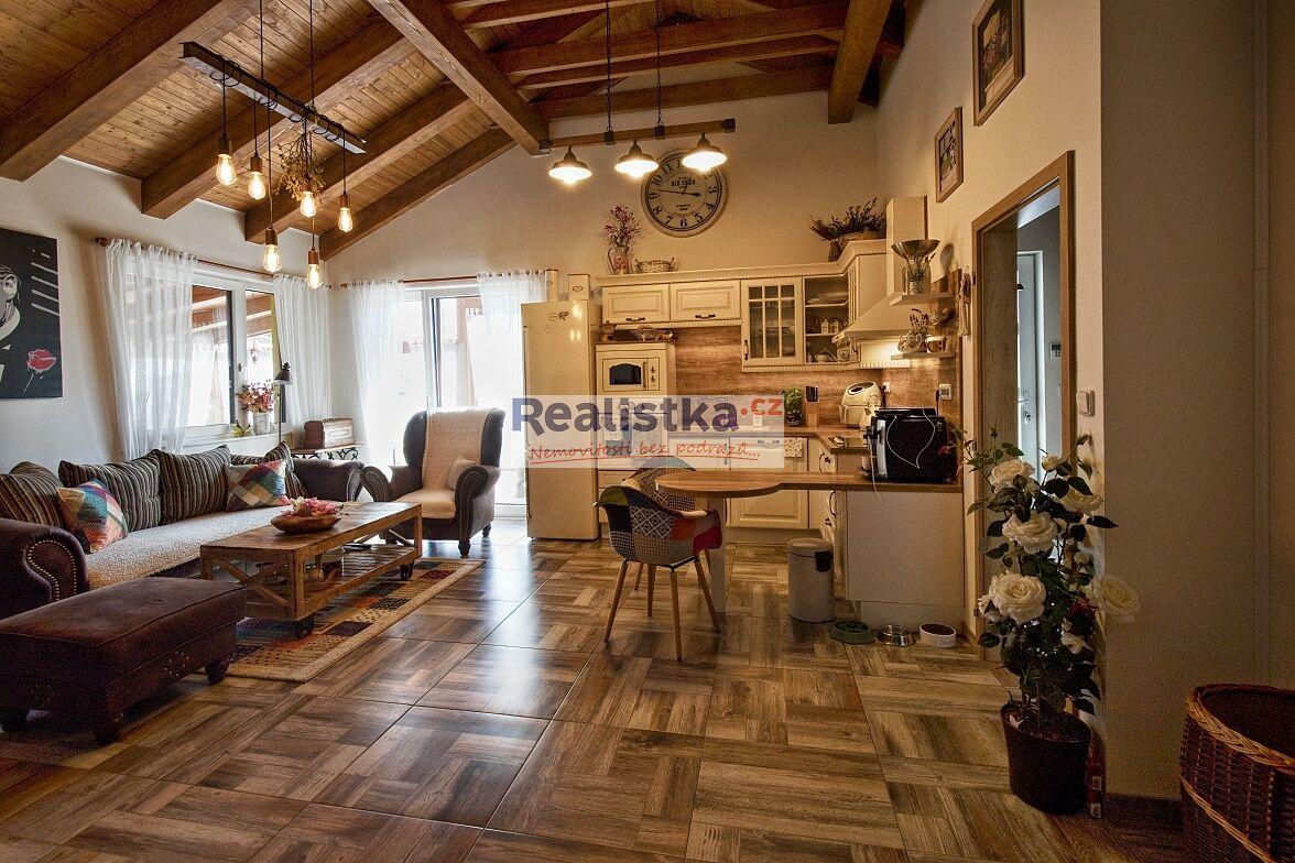 Rodinný dům 4+kk, 235 m², pozemek 1100 m² – 15 min od Plzně (Kbelany)