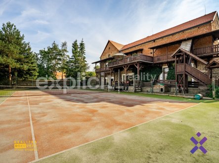 Historické sídlo v centru Jemnice: vila, wellness, tenis a výnosové byty | pozemek 4 452 m²
