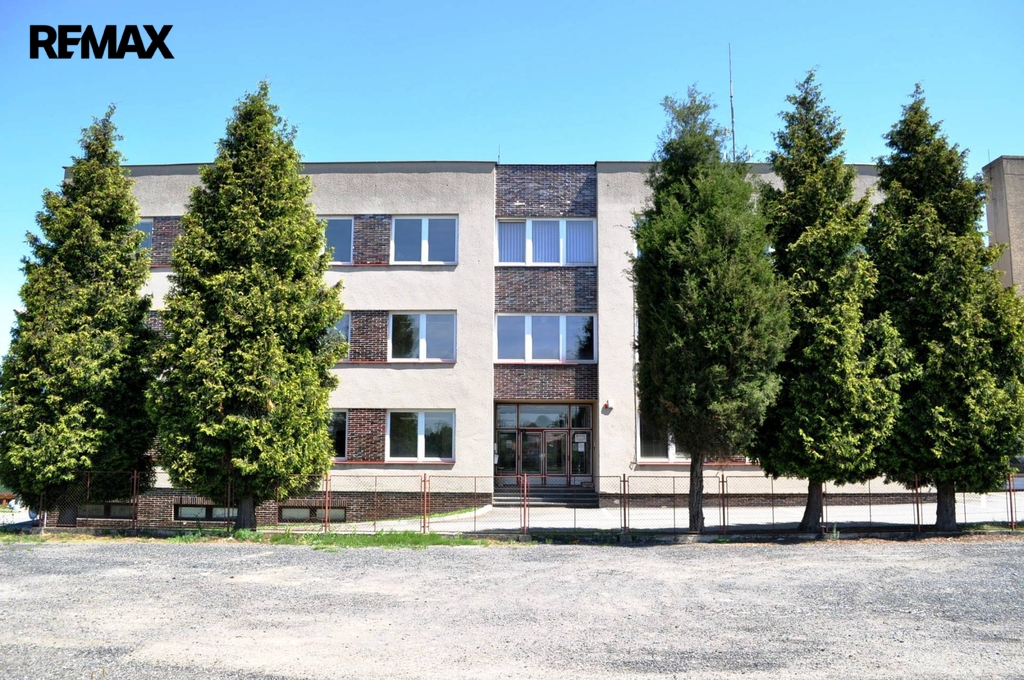 budova a parkování ...