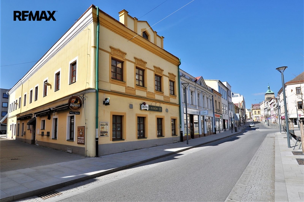 v centru města ...