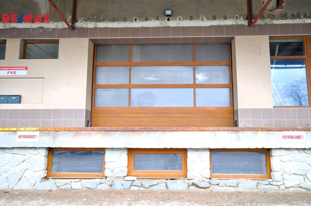 do skladu z rampy ...