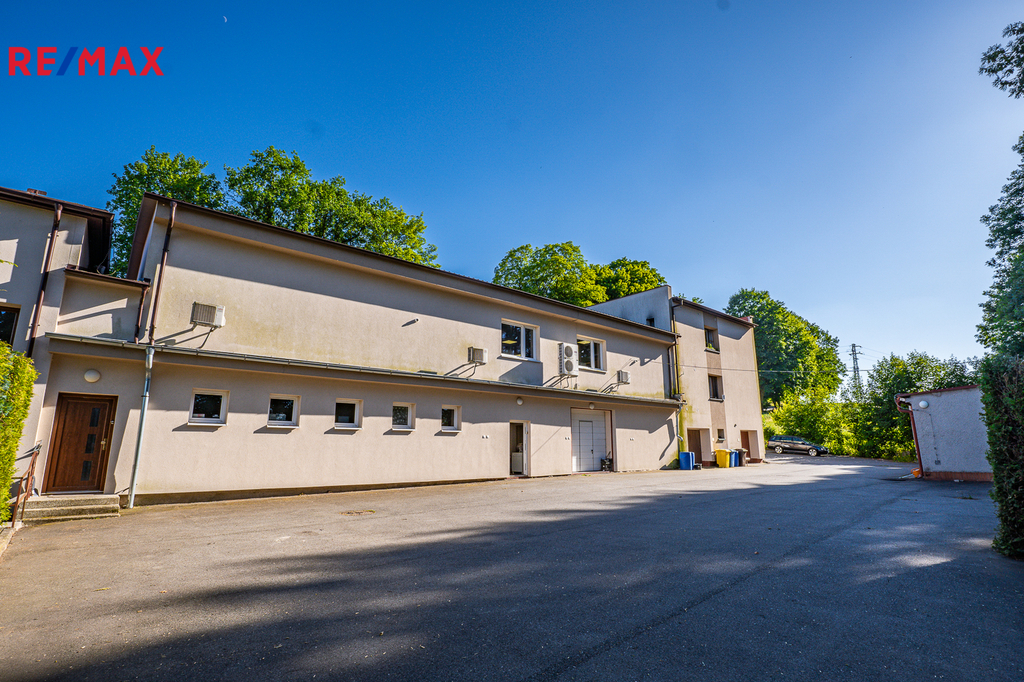 dvůr a výrobní/skladovací část ...