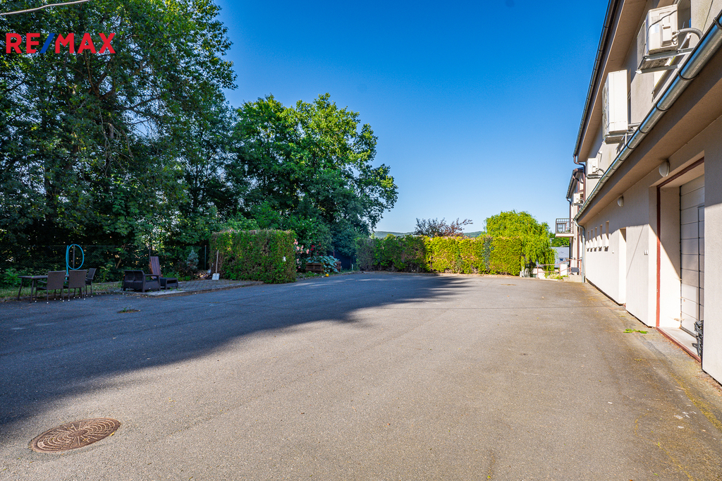 dvůr pto manipulaci a parkování ...