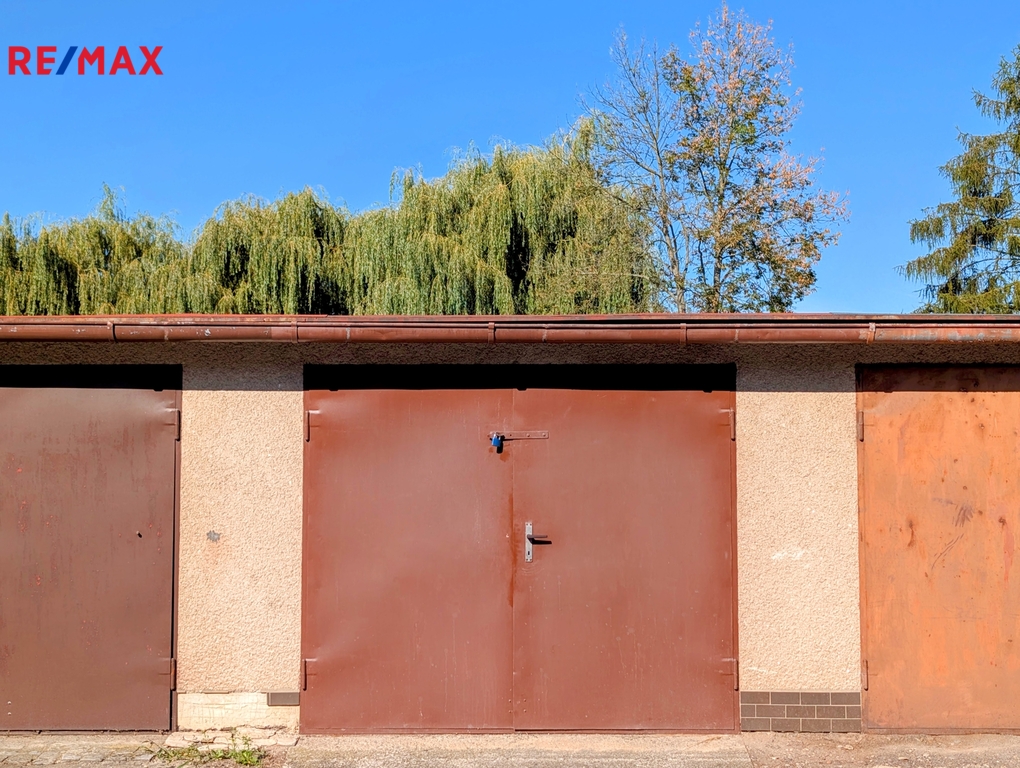 garáž v řadě ...