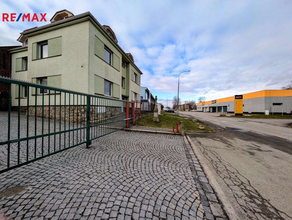 dům v uzvřeném areálu ...