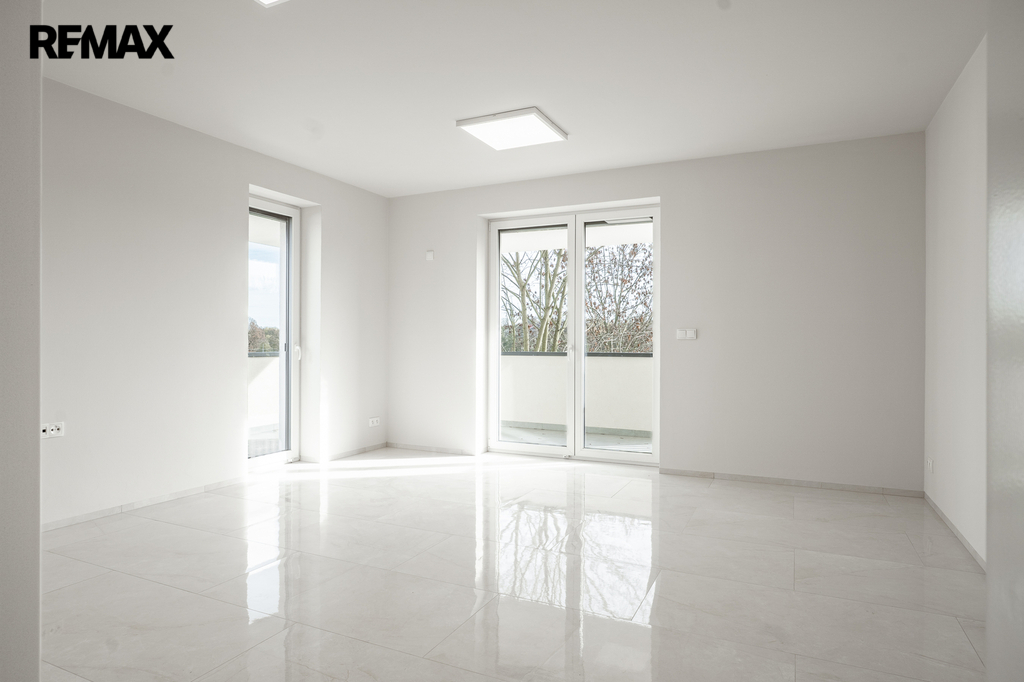 velký pokoj se vstupy na balkon ...