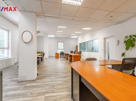 Pronájem - skladovací prostor, 786 m²