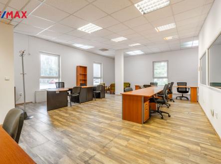 Pronájem - skladovací prostor, 786 m²