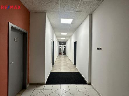 Pronájem - obchodní prostor, 61 m²