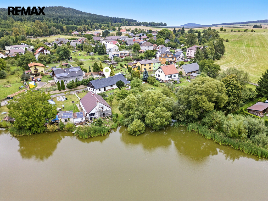 Celkový pohled s rybníkem