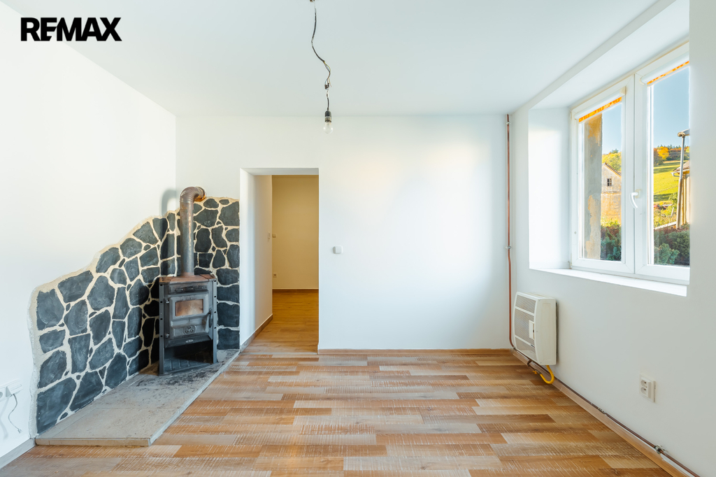 obývací pokoj s krbem