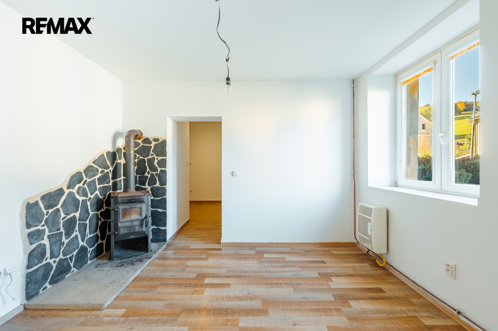 obývací pokoj s krbem