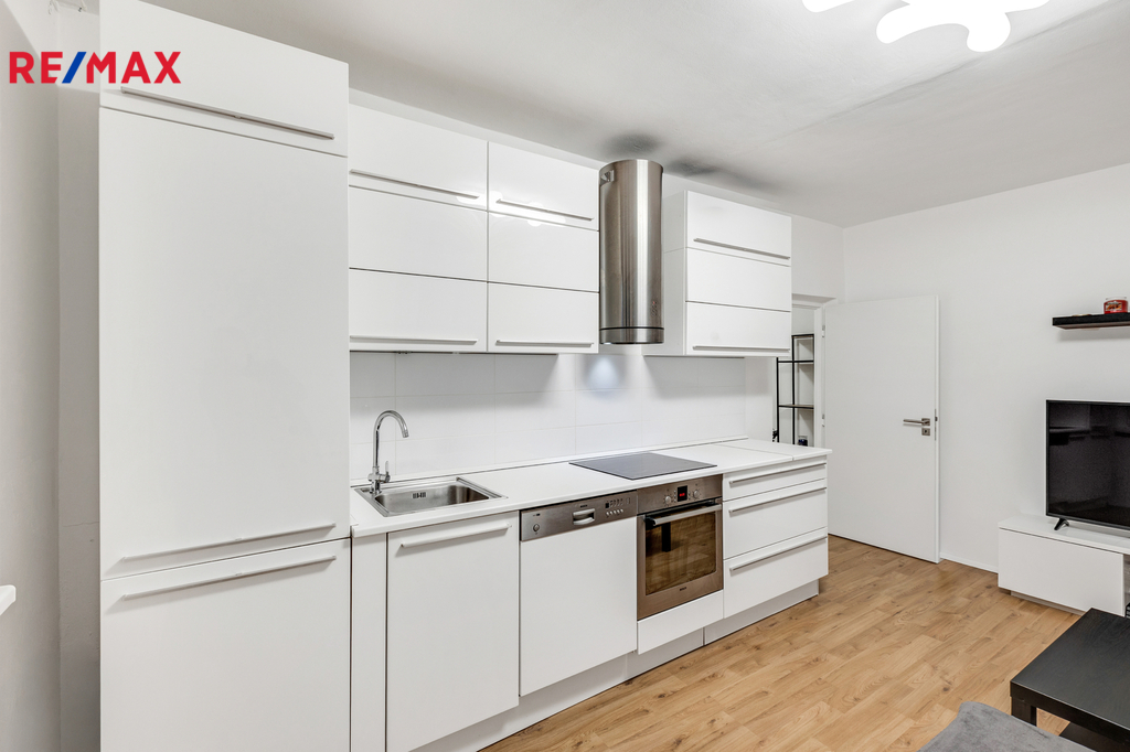 Obývací pokoj s kuchyňskou linkou