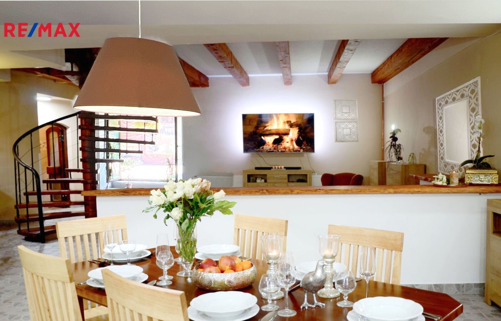 Obývací pokoj 77 m2 s možností přímého vstupu na zahradu s bazénem