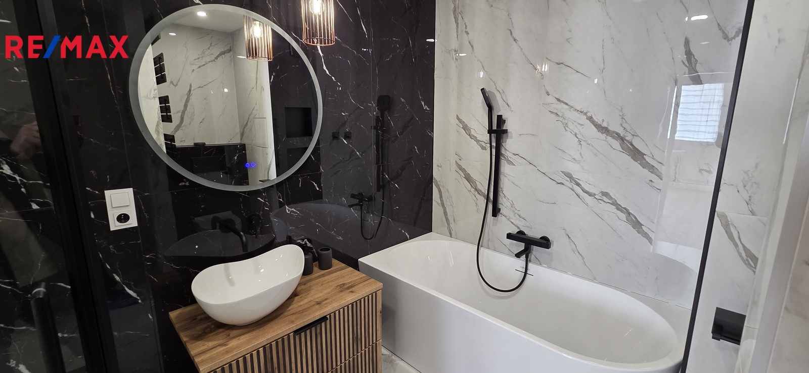 Koupelna nabízí vanu i SK