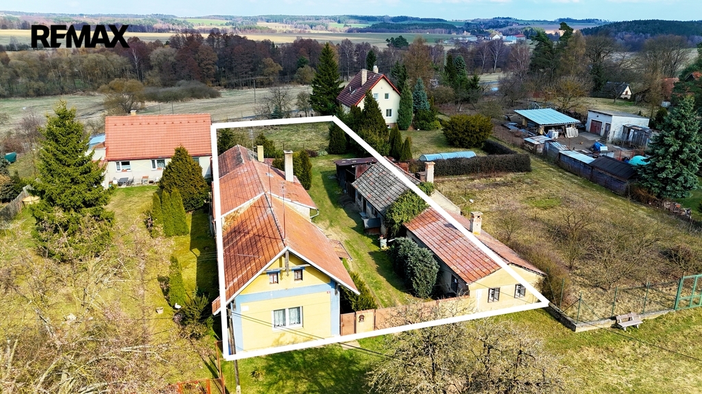 Nemovitosti se nacházejí na rozlehlém pozemku o celkové výměře 1492 m²