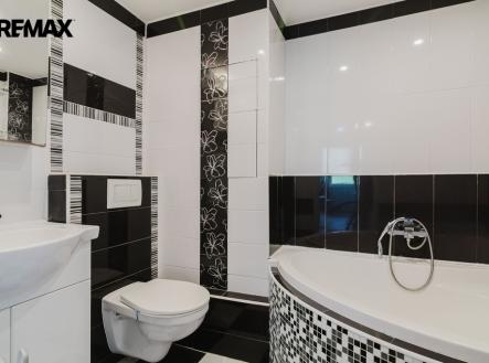 Koupelna s vanou a WC