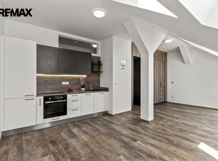 Prodej moderního podkrovního bytu 1+kk - Pardubice - Višňovka