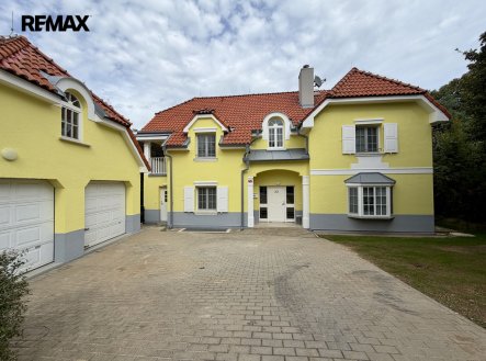 Pronájem vily v rezidenčním komplexu v krásném prostředí Prahy 6 – Nebušice