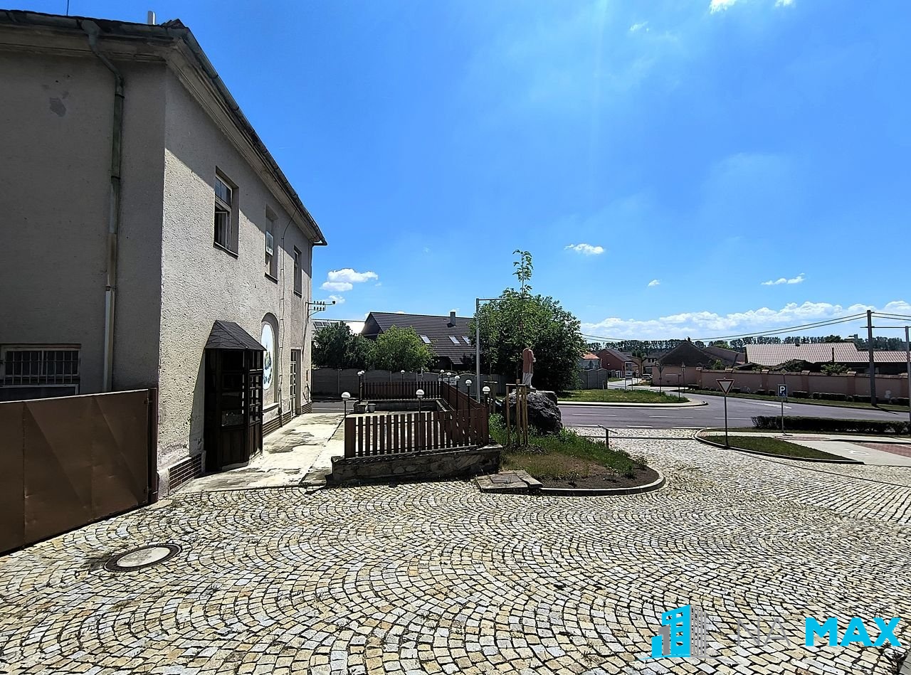 pohled na budovu s terasou