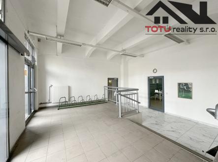 Pronájem obchodní prostor, 200 m²