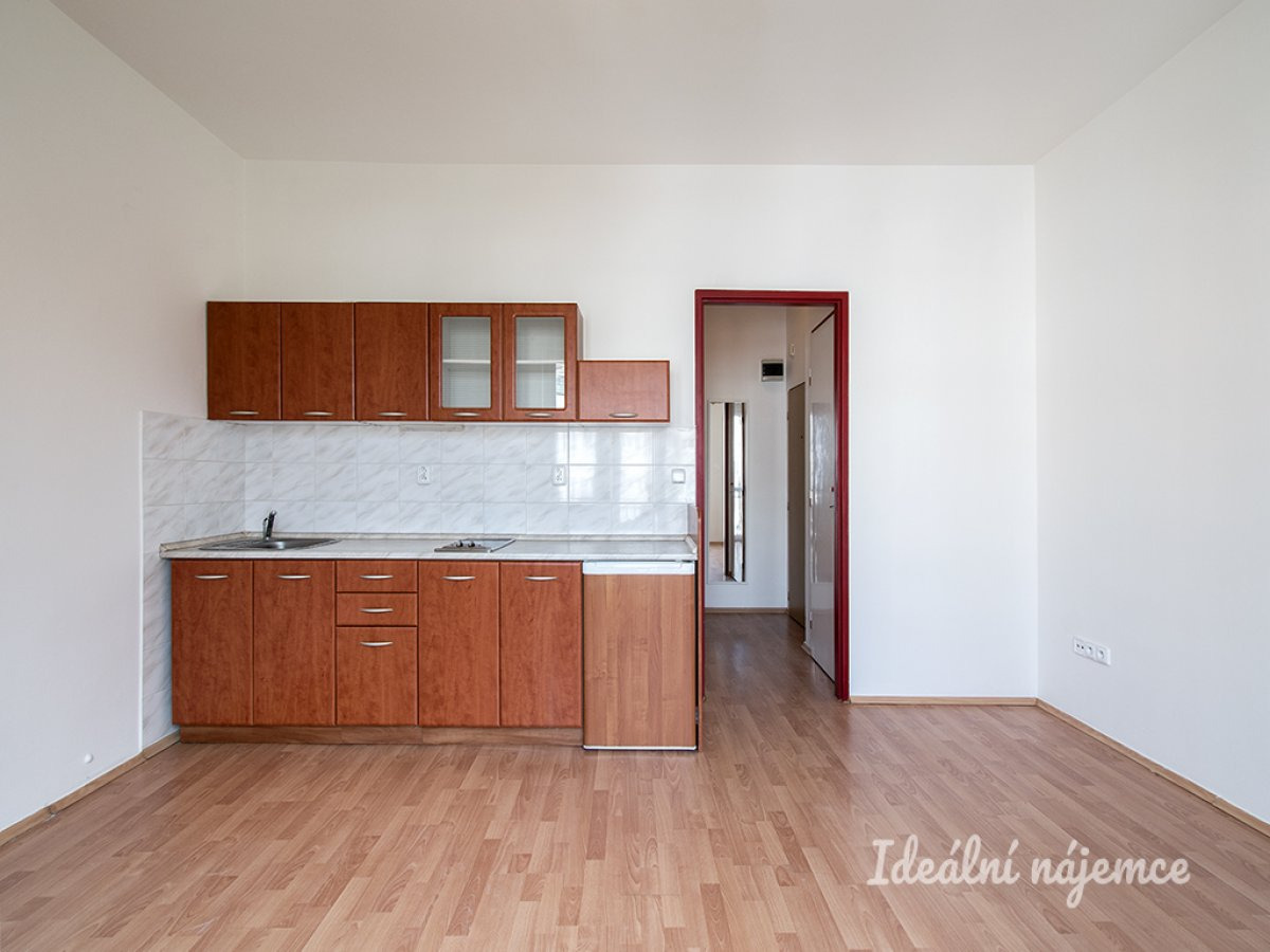 Pronájem bytu 1+kk, Na Hubálce, Střešovice, 16500 Kč/měsíčně, 24 m2