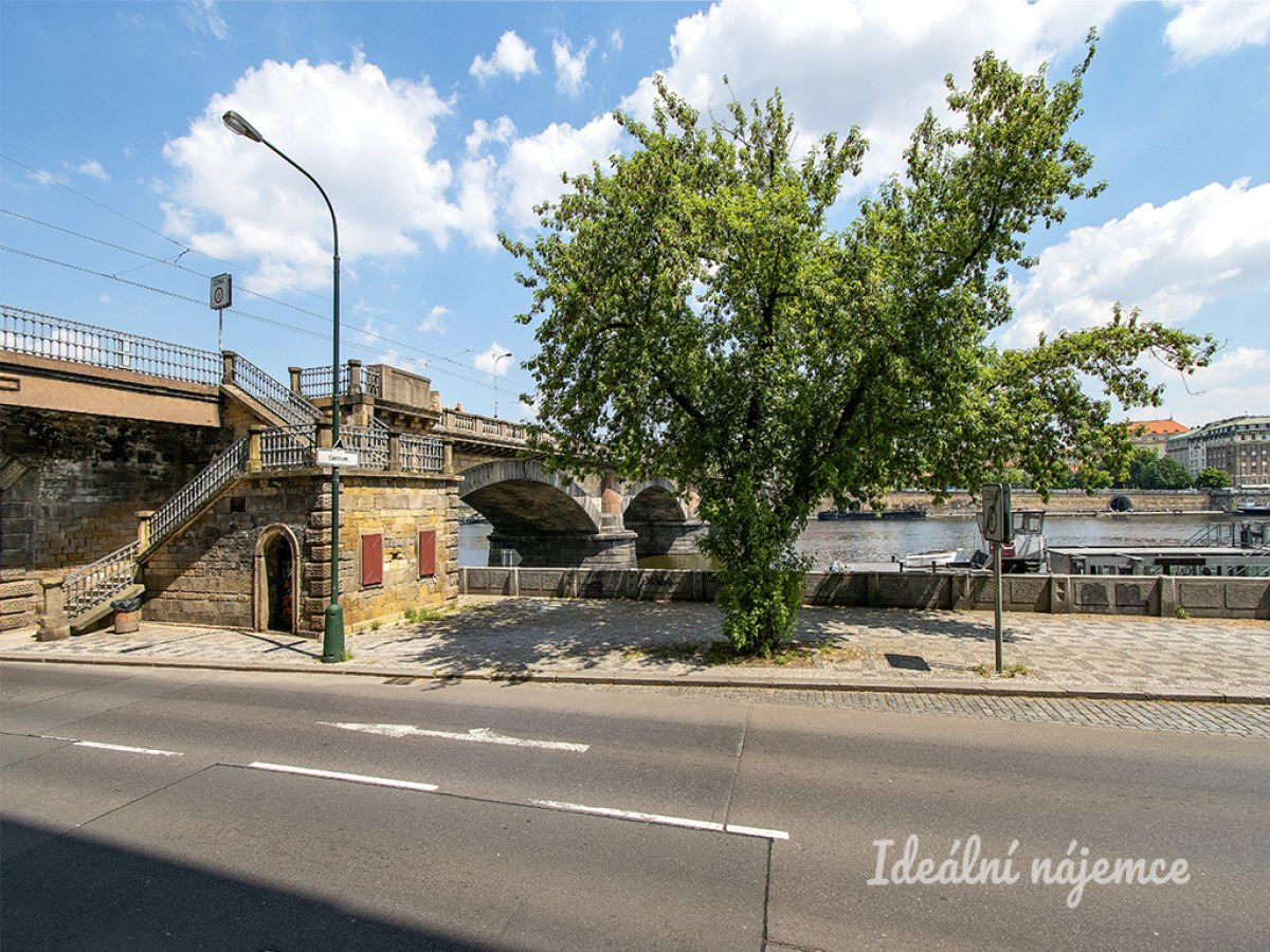 Pronájem bytu 1+1, Hořejší nábřeží, Smíchov, 17 000 Kč/měs, 37 m2