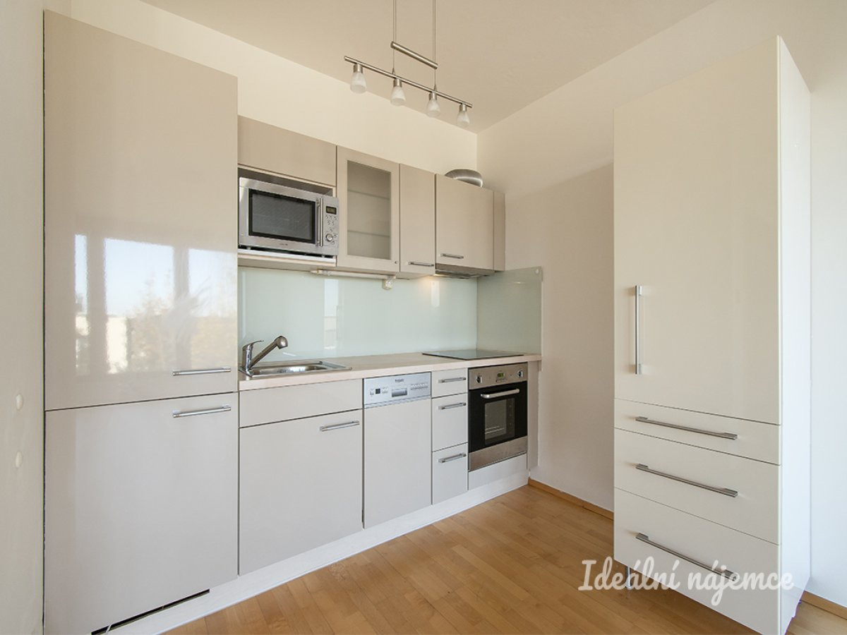 Pronájem bytu 2+kk, Štorkánova, Smíchov,  23 100Kč/měs, 53 m2