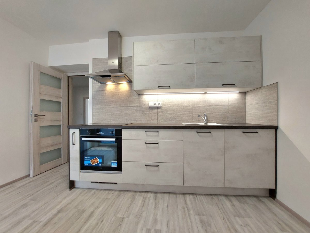 Pronájem bytu 3+1 s garáží, Smilova, 20 000 Kč/měs, 92 m2