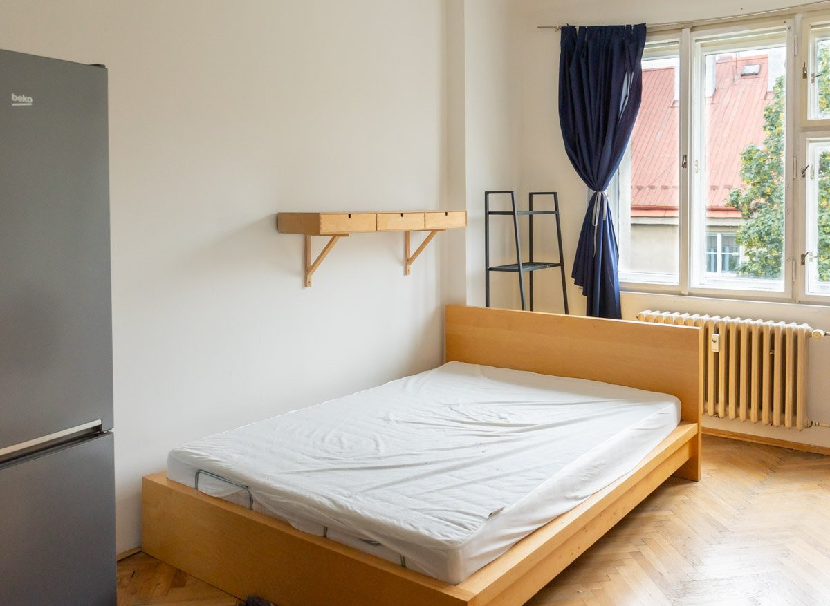 Pronájem bytu 1+kk, Biskupcova, Žižkov, 17000 Kč/měs, 28 m2