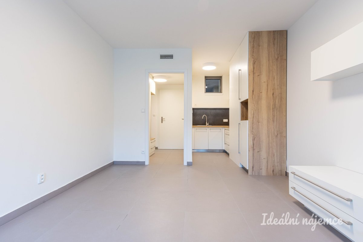 Pronájem 1+kk, Praha - Košíře, Hlaváčkova, 18000 Kč / měsíc, 33 m2