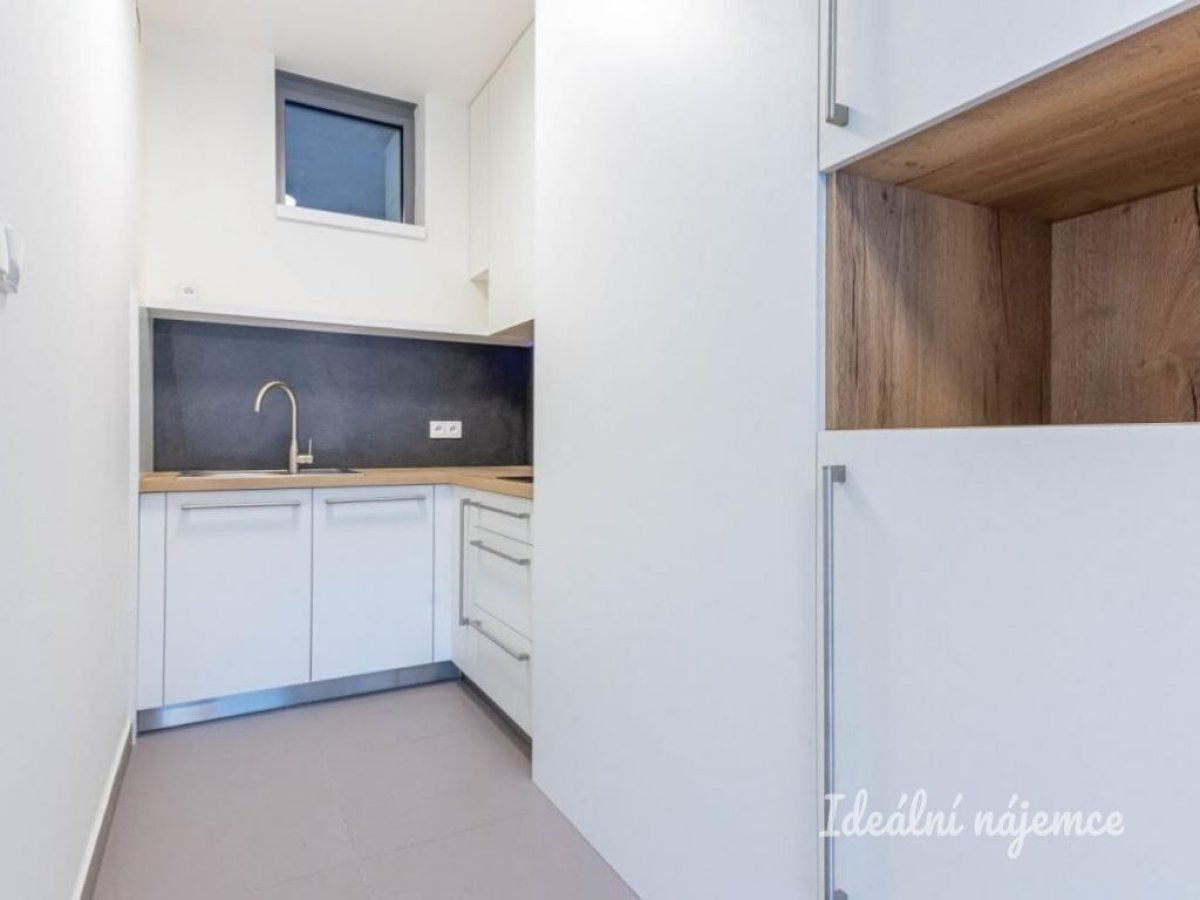 Pronájem 1+kk, Praha - Košíře, Hlaváčkova, 18000 Kč / měsíc, 33 m2