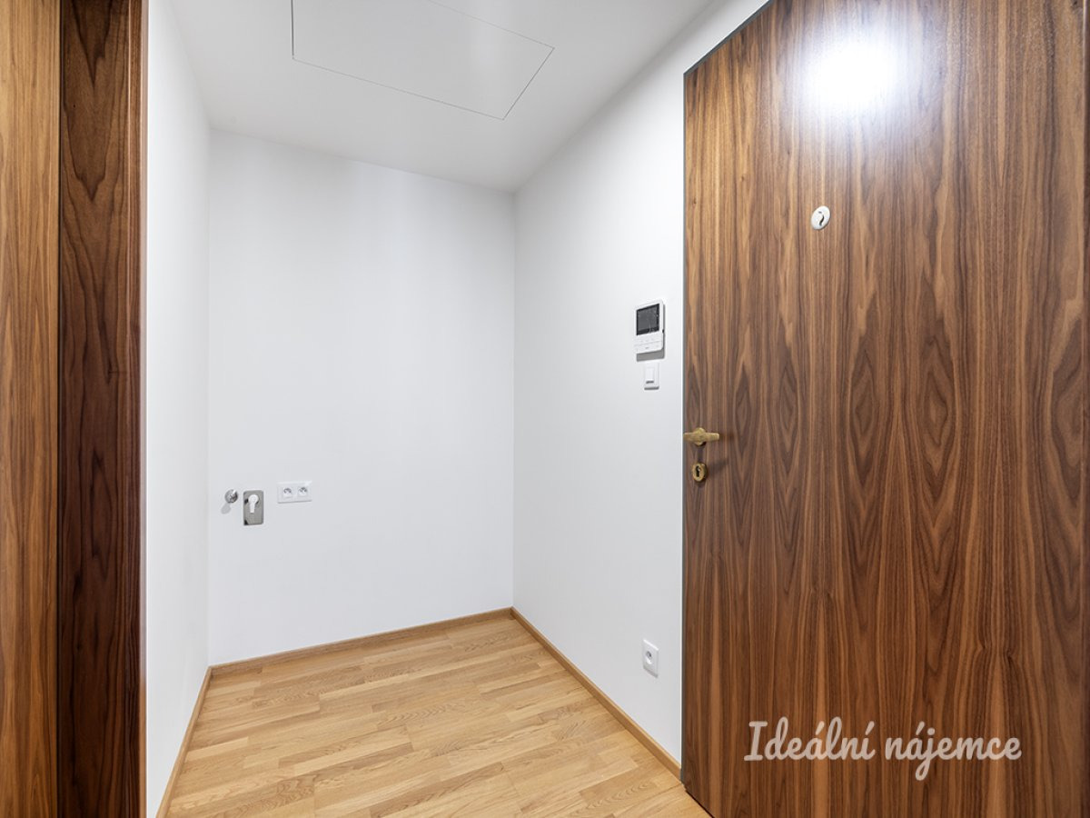 Pronájem bytu 1+kk, Vackové, Smíchov, 18700 Kč/měs, 32 m2