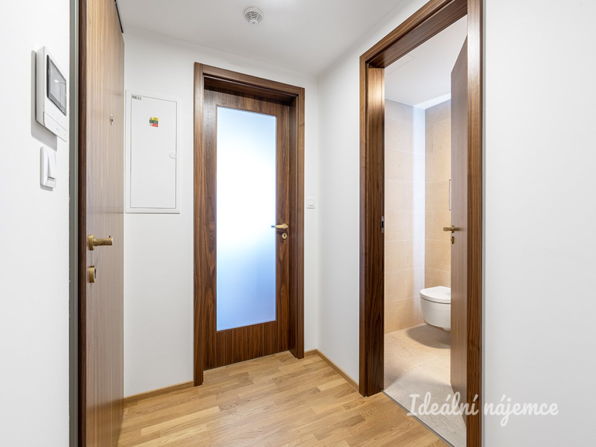 Pronájem bytu 1+kk, Vackové, Smíchov, 18700 Kč/měs, 32 m2