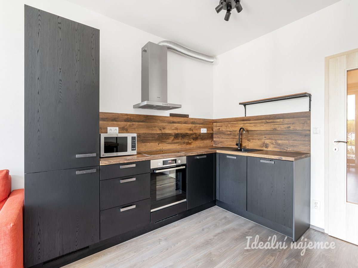 Pronájem bytu 1+kk s balkonem a sklepní kójí, Horolezecká, Hostivař,  30 m2