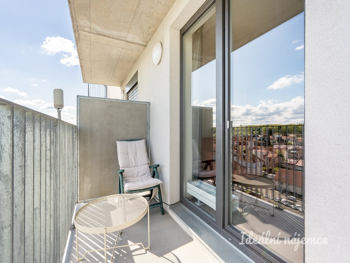 Pronájem bytu 1+kk s balkonem a sklepní kójí, Horolezecká, Hostivař,  30 m2