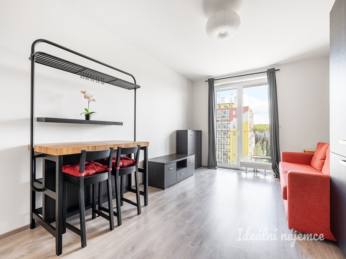 Pronájem bytu 1+kk s balkonem a sklepní kójí, Horolezecká, Hostivař,  30 m2
