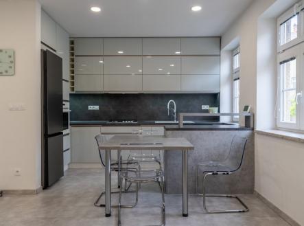 Pronájem bytu, 4+kk, 77 m²