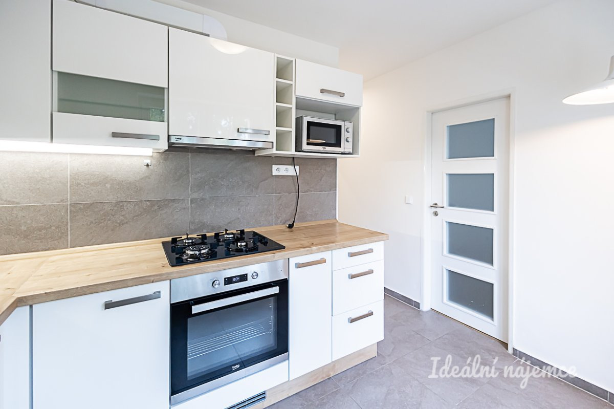 Pronájem bytu 2+1 s balkonem a sklepem, Zelenečská, Hloubětín, 23 300 Kč/měs, 54 m2