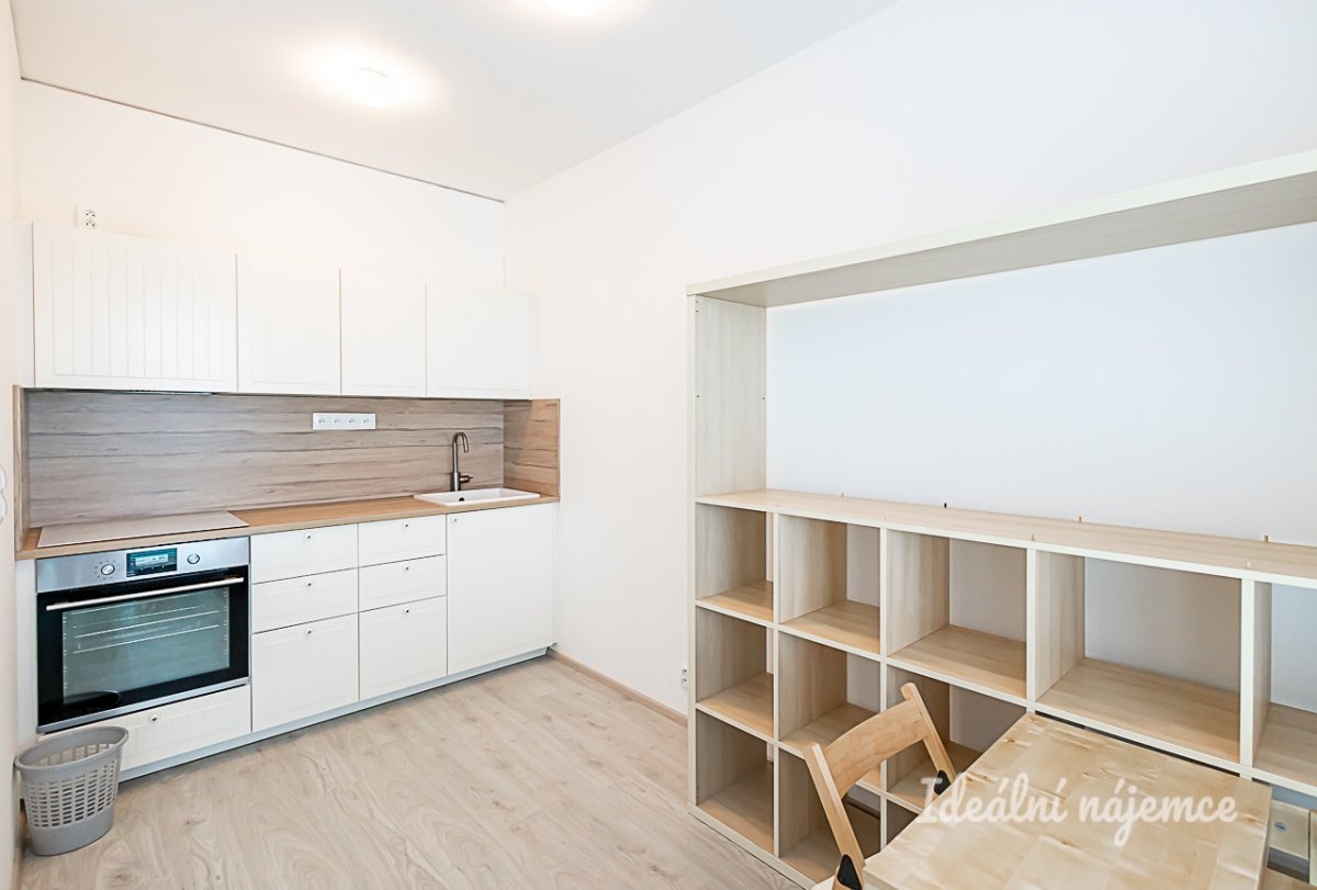 Pronájem bytu 1+kk s balkonem, Chlebovická, Letňany, 16900 Kč/měs, 33 m2