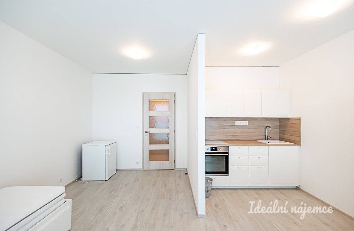 Pronájem bytu 1+kk s balkonem, Chlebovická, Letňany, 16900 Kč/měs, 33 m2