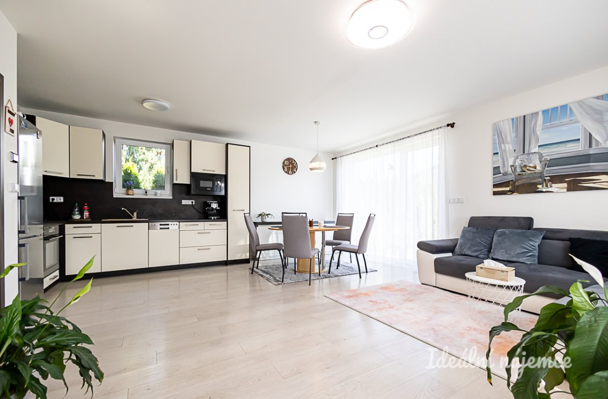 Pronájem bytu dům, Střední, Hovorčovice,  76 m2