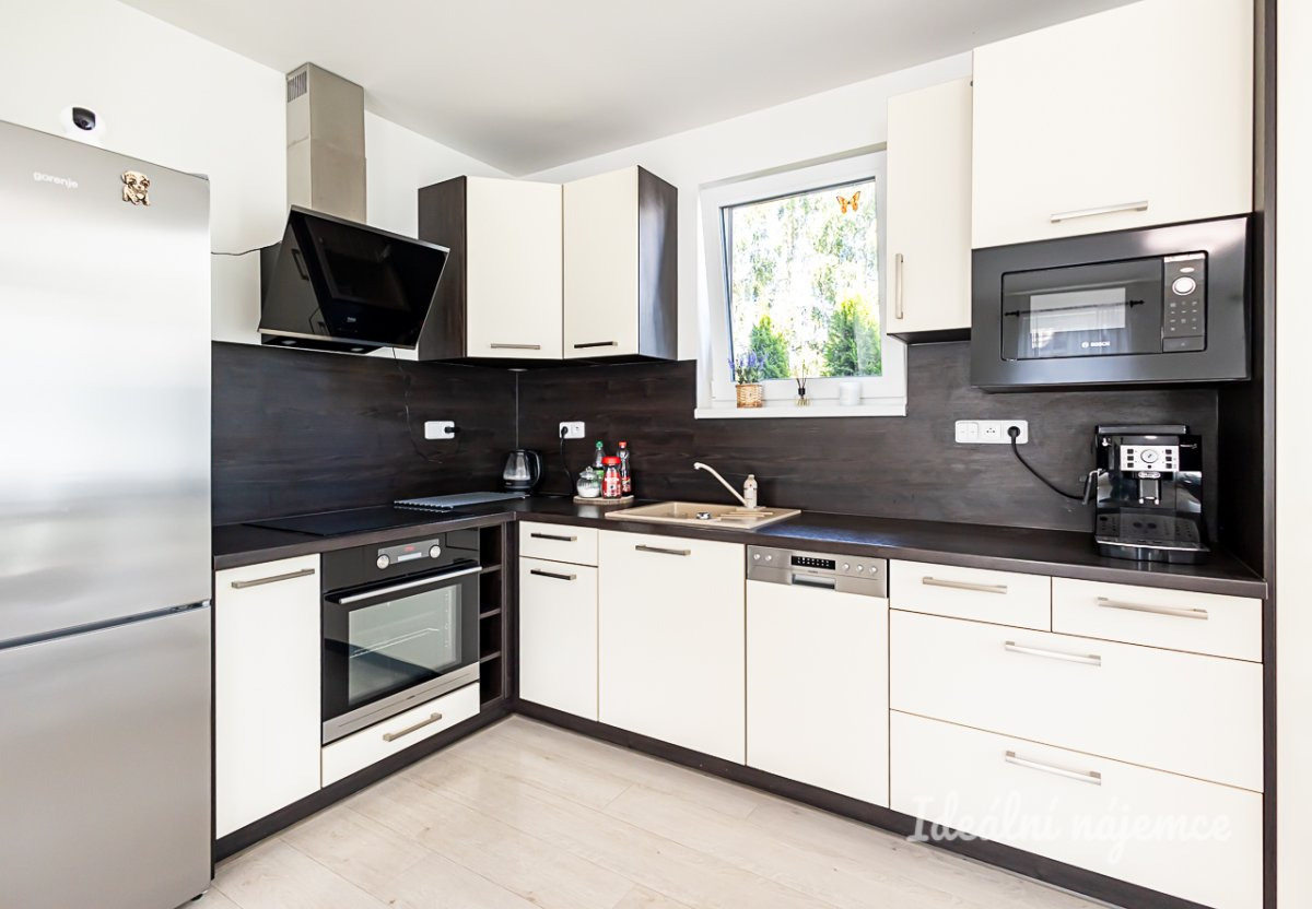 Pronájem bytu dům, Střední, Hovorčovice,  76 m2