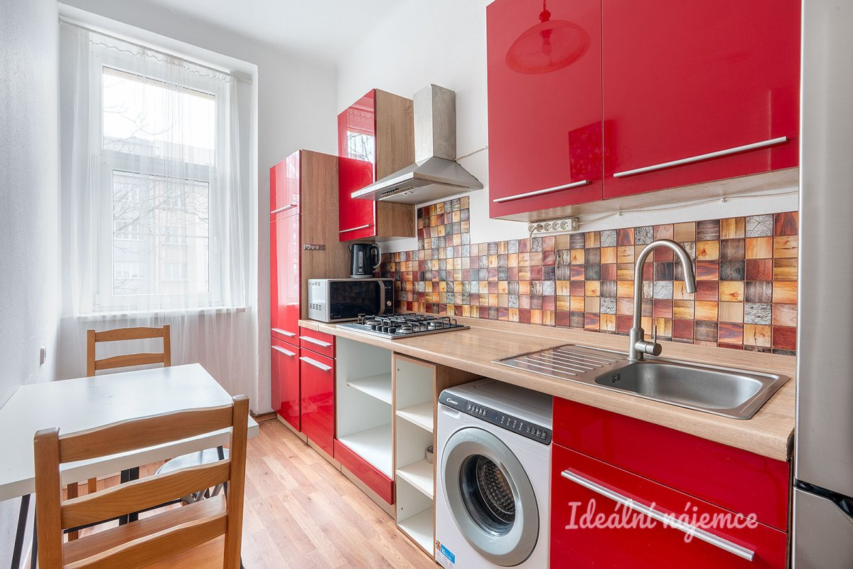 Pronájem bytu 1+1, 5. května, Nusle, 16900 Kč/měs, 36 m2