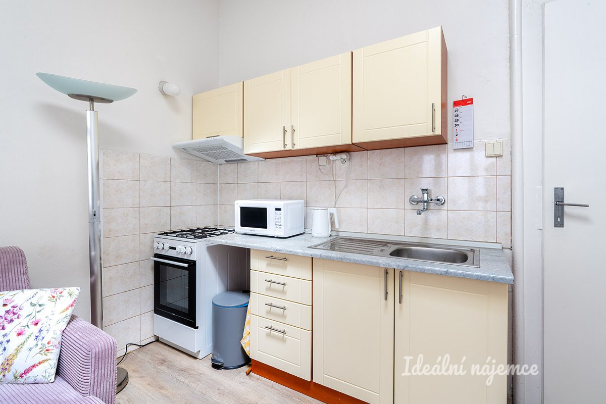 Pronájem bytu 2+kk, U Staré školy, Staré Město, 24900 Kč/měs, 45 m2