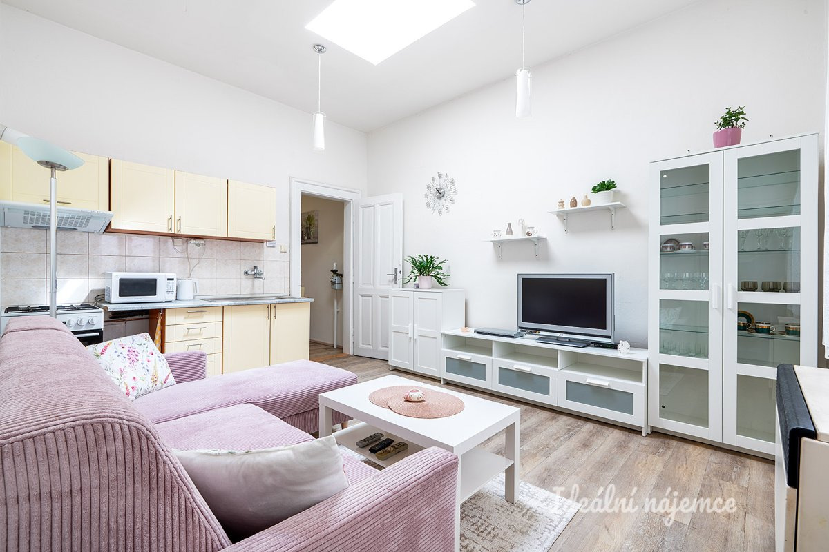 Pronájem bytu 2+kk, U Staré školy, Staré Město, 22900 Kč/měs, 45 m2
