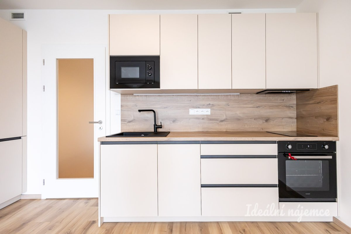 Pronájem bytu 1+kk, Poděbradská, Hloubětín, 37 m2